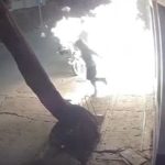 Extorsionador se prende fuego cuando intentaba incendiar negocio de motocicletas y todo queda registrado en video