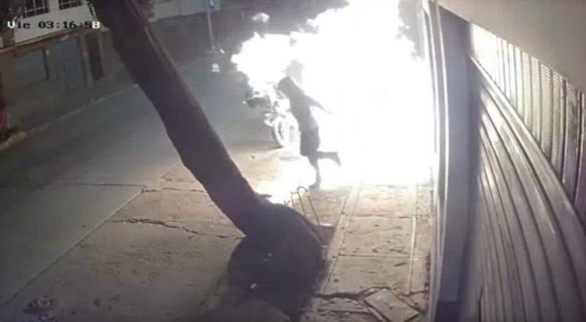 Sujeto se prende fuego cuando intentaba incendiar negocio de motocicletas y todo queda registrado en video