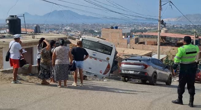 Chimbote: cúster llena de pasajeros se estrella contra dos viviendas y deja 12 heridos