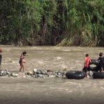Adolescentes rescatan a pareja atrapada en el río Chanchamayo con cámaras de aire de llantas