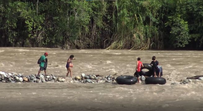 Adolescentes rescatan a pareja atrapada en el río Chanchamayo con cámaras de aire de llantas