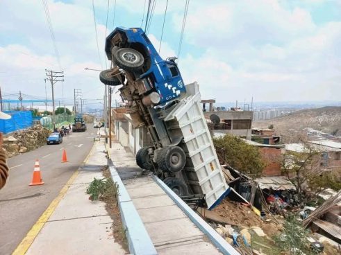 Volquete aplasta vivienda vivienda y desata pánico en Mariano Melgar