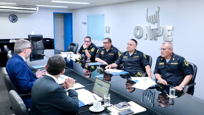 Jefe de la ONPE coordina medidas de seguridad para las Elecciones Generales