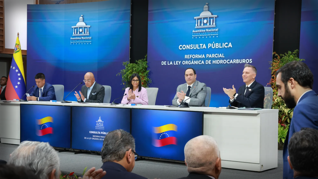 Venezuela abre la industria petrolera a las empresas privadas: reforma cede control estatal