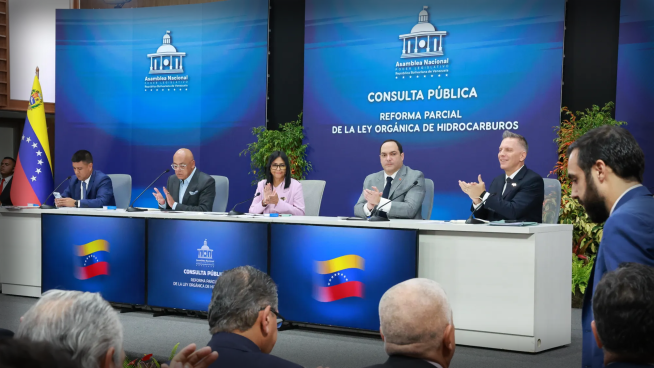 Venezuela abre la industria petrolera a las empresas privadas: reforma cede control estatal
