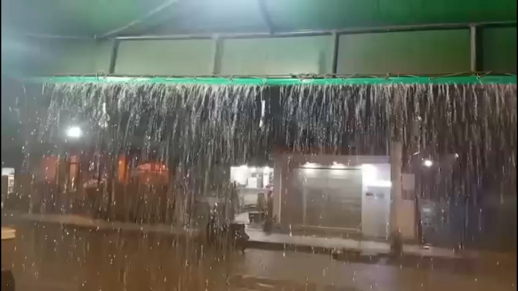 Fuertes lluvias y tormentas eléctricas en Máncora: Panamericana Norte quedó bloqueada en varios puntos