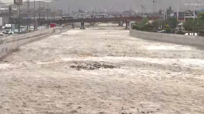 Aumenta el caudal del Río Rímac y vecinos de Lima se ponen en alerta | VIDEO