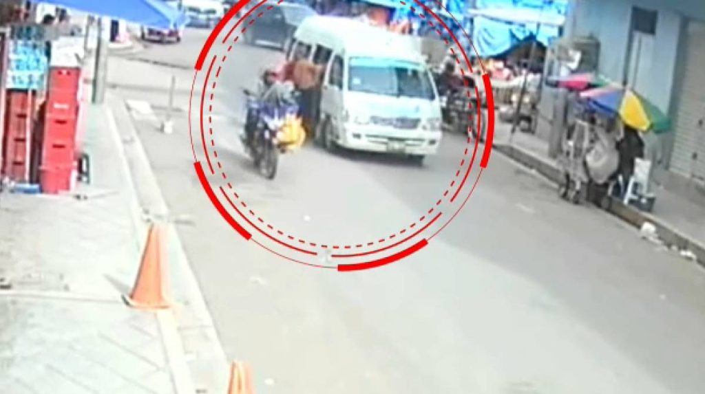 Madre y su bebé cayeron de combi en plena ruta