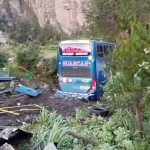 Bus interprovincial chocó contra auto en la Carretera Central y casi cae al río