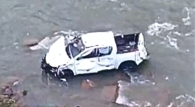 Áncash: conductor rescata a bebé tras despiste de camioneta en río | VIDEO
