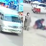 Madre de familia y bebé caen de combi en movimiento | VIDEO