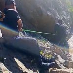 Policía rescata a niño especial de 8 años que cayó a un pantanal en Ayacucho