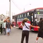 Ventanilla: transportistas bloquean av. Néstor Gambetta tras ataque a cobradora de combi