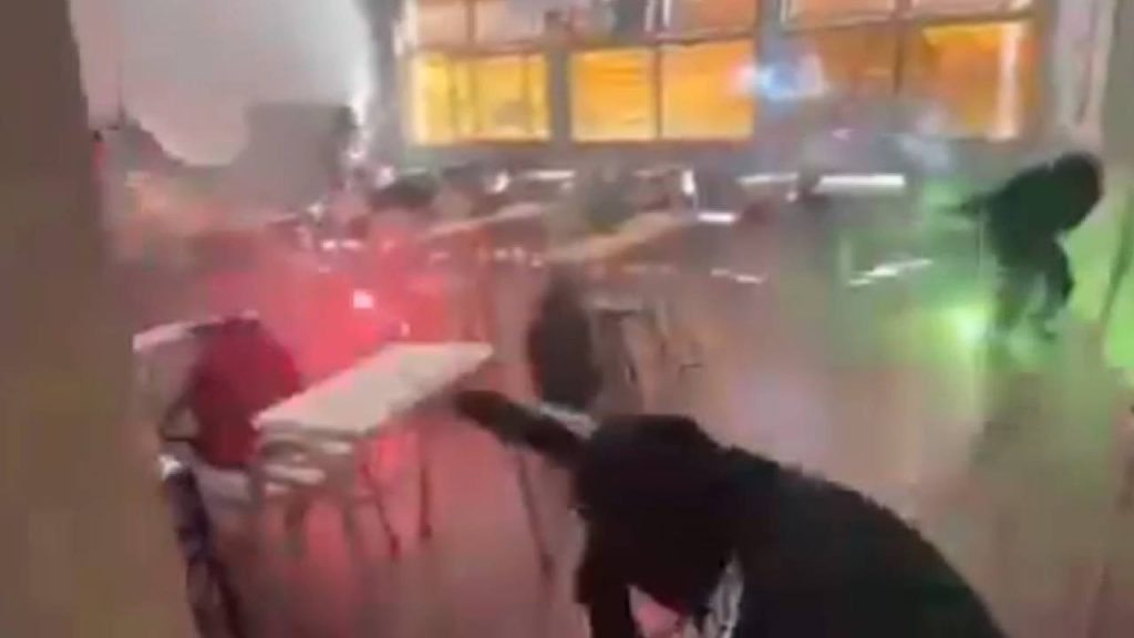 Alumnos desatan ‘guerra de bengalas’ dentro de colegio en Argentina