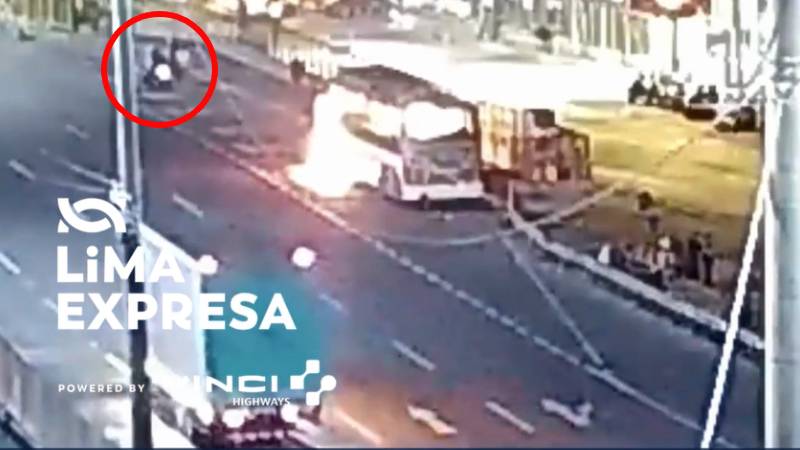Video muestra a extorsionadores quemando bus en Puente Nuevo