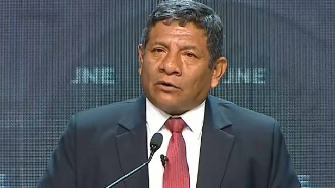 Walter Chirinos propone invertir el 1 % del PBI anual a la educación