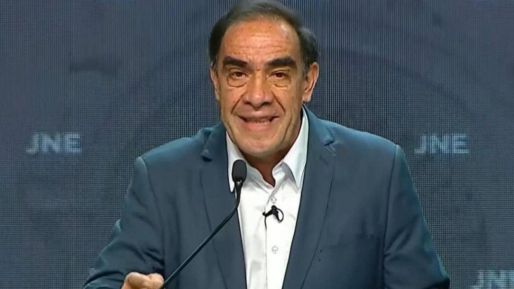 Yonhy Lescano promete comprar un satélite para dar Internet gratis a estudiantes