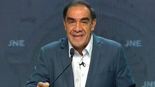 Yonhy Lescano promete comprar un satélite para dar Internet gratis a estudiantes