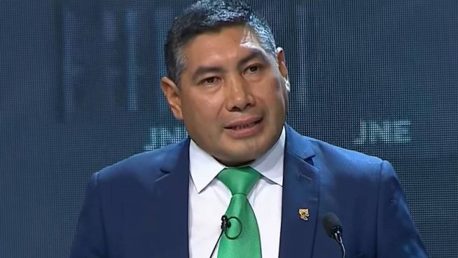 Charlie Carrasco promete implementar la educación superior obligatoria