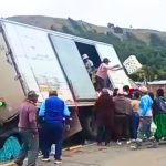 Camión se despista y vecinos se llevan toda la mercadería | VIDEO