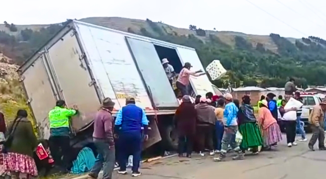 Camión se despista y vecinos se llevan toda la mercadería | VIDEO