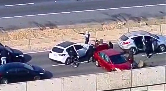 Delincuentes con armas de largo alcance asaltan autos con lingotes de oro