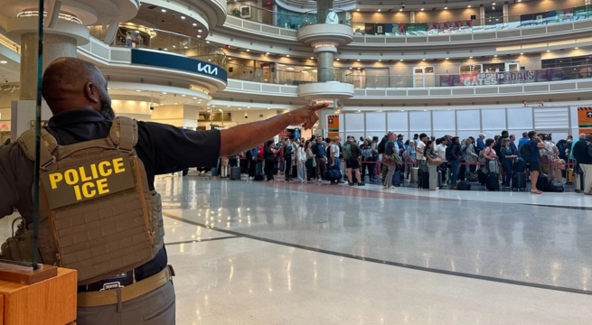 ICE toma funciones de seguridad en aeropuerto de Newark ante falta de TSA | VIDEO