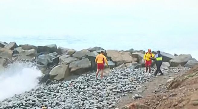 Llegan a recoger cadáver hallado en playa de Miraflores tras denuncia de Latina Noticias