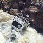 Minibus con 25 pasajeros cae a río tras triple choque y deja al menos 12 muertos
