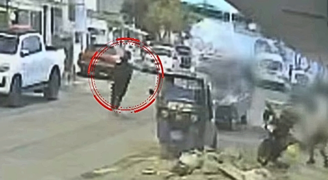 Sicario ataca a balazos a dos hombres y mata a perrito | VIDEO