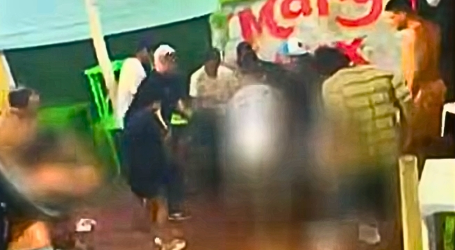 Sicarios atacan a balazos a clientes de restobar: cuatro personas murieron