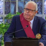 Julio Velarde es condecorado con La Orden del Sol del Perú: 