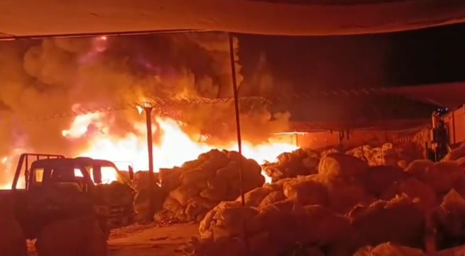 Voraz incendio en almacén de reciclaje movilizó a más de 10 unidades de bomberos en Lurigancho-Chosica
