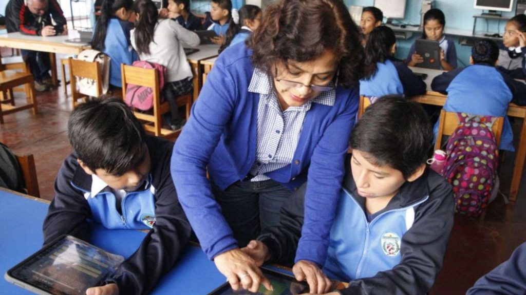 Oficializan ley que garantiza mejora en pensiones para maestros jubilados y cesantes