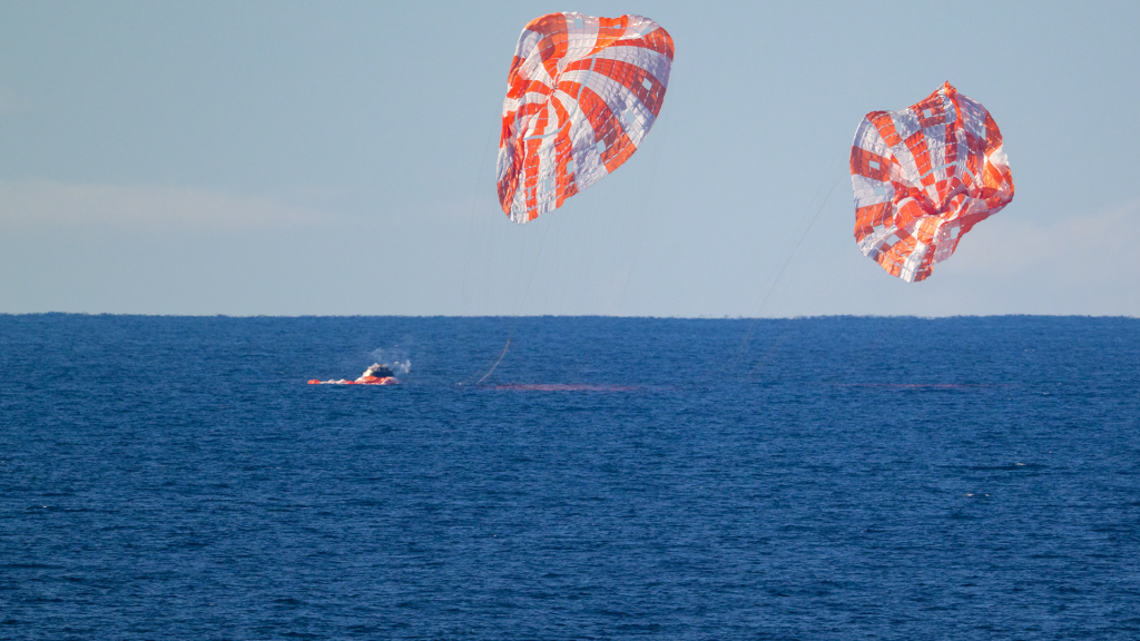 Tripulación Artemis II ameriza en el mar tras darle la vuelta a la Luna en 10 días