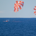 Tripulación Artemis II ameriza en el mar tras darle la vuelta a la Luna en 10 días