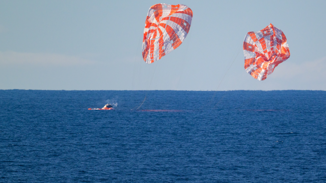 Tripulación Artemis II ameriza en el mar tras darle la vuelta a la Luna en 10 días