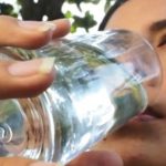 ¿Qué ocurre en tu cuerpo cuando tomas agua antes de irte a dormir?