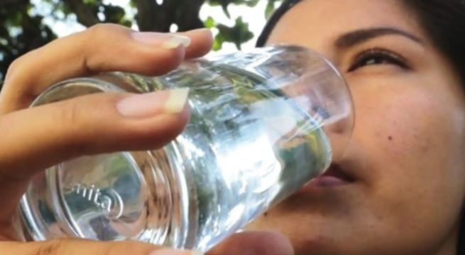 ¿Qué ocurre en tu cuerpo cuando tomas agua antes de irte a dormir?