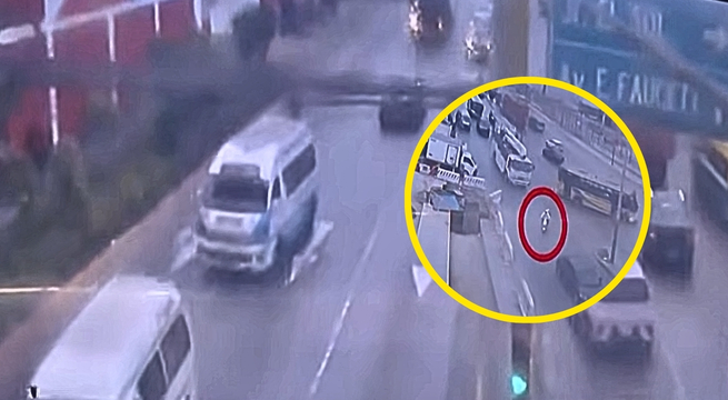 Cámara de seguridad con IA capta ataque a balazos de menores contra una combi