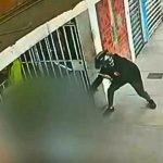Intenta escapar de sujetos y lo matan a balazos: cámaras captaron el ataque