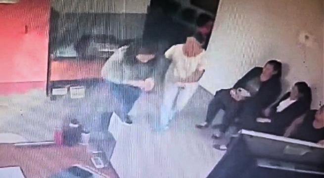 Mujer intenta prenderse fuego en la Fiscalía por caso de presunto abuso