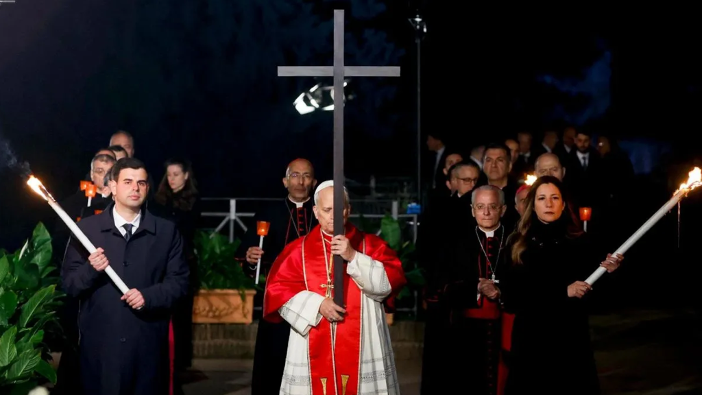 Papa León XIV retoma tradición de cargar la cruz en el Coliseo de Roma durante Vía Crucis