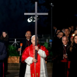 Papa León XIV retoma tradición de cargar la cruz en el Coliseo de Roma durante Vía Crucis