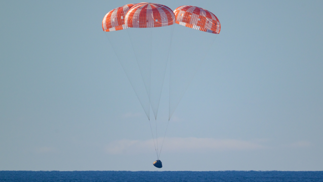 Tripulación Artemis II ameriza en el mar tras darle la vuelta a la Luna en 10 días