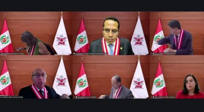 Abogado deja su micro encendido y lanza insulto en plena audiencia pública del JNE