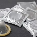 Precio global de preservativos sube por la guerra en Irán
