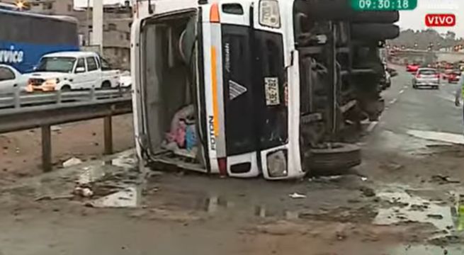 Volcadura de camión frigorífico en la Panamericana Sur genera caos vehicular: solo un carril habilitado hacia Lima