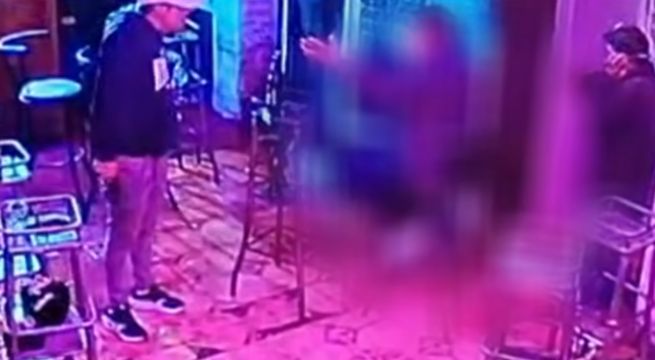 Exfutbolista es asesinado en bar por sujeto armado con dos pistolas