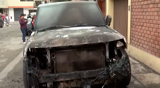 Los Olivos: delincuente rocía combustible y prende fuego a camioneta de empresario en plena vía